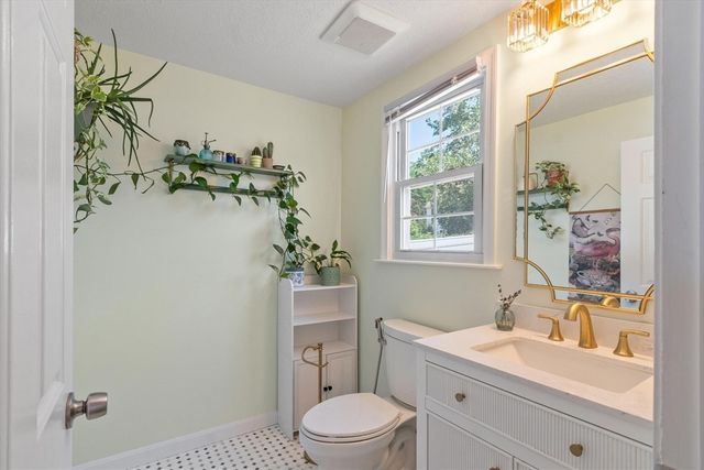 29 Lindsey Ln, Dracut, MA 01826