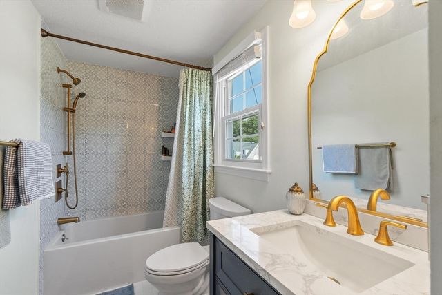29 Lindsey Ln, Dracut, MA 01826