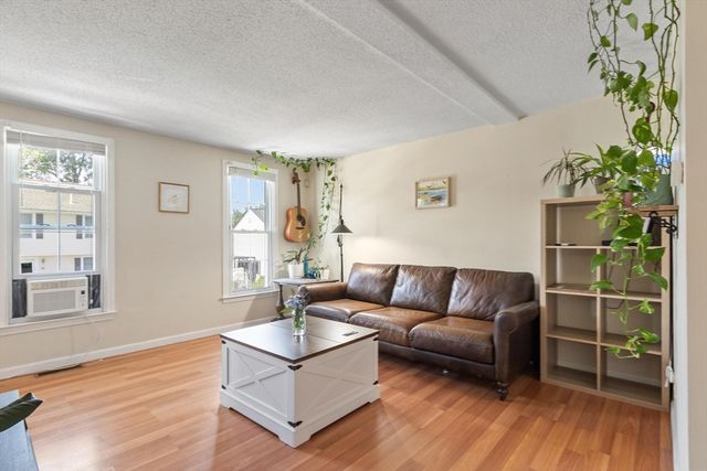 29 Lindsey Ln, Dracut, MA 01826