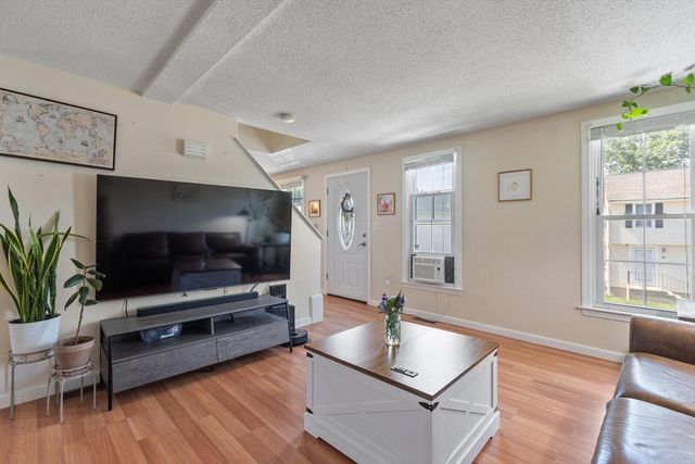29 Lindsey Ln, Dracut, MA 01826