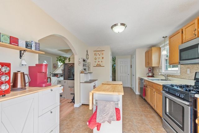 29 Lindsey Ln, Dracut, MA 01826