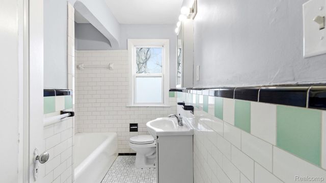 2858 Fort Park Boulevard, Lincoln Park, MI 48146