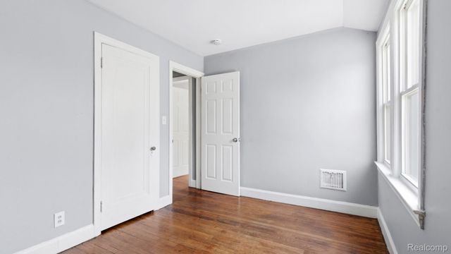 2858 Fort Park Boulevard, Lincoln Park, MI 48146