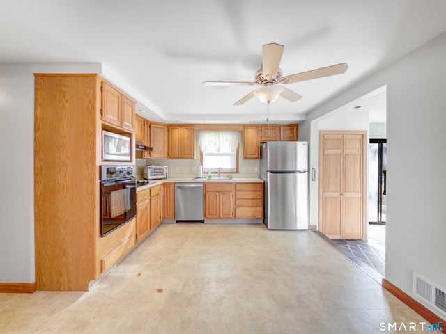 2 Arthur Court, North Branford, CT 06471