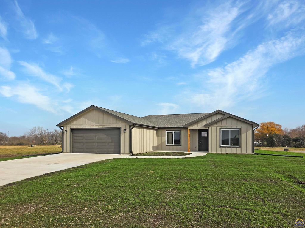 304 Clay Ave, Carbondale, KS 66414
