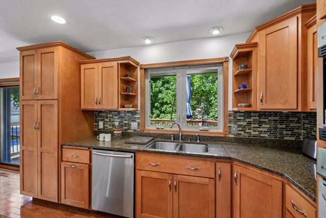 7011 Eagle Ridge, Eden Prairie, MN 55346