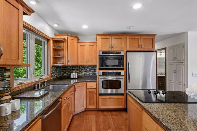 7011 Eagle Ridge, Eden Prairie, MN 55346