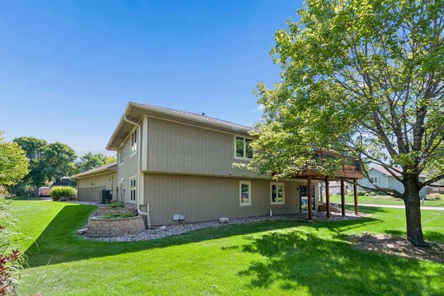 7011 Eagle Ridge, Eden Prairie, MN 55346