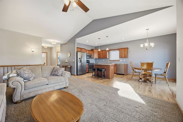 906 Dorchester Place NE, Cedar Rapids, IA 52402