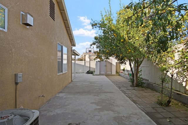 2303 Gallery Dr, Riverbank, CA 95367