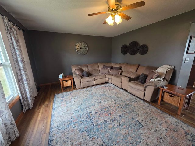 1926 Honey Creek Road, Manchester, IA 52057