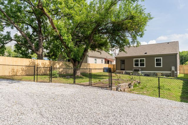 2202 Chamberlain Avenue, Chattanooga, TN 37404