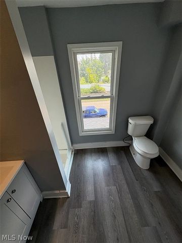 284 3rd Street NW, Barberton, OH 44203