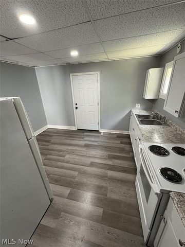 284 3rd Street NW, Barberton, OH 44203