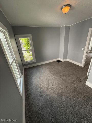 284 3rd Street NW, Barberton, OH 44203