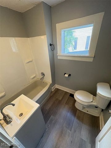 284 3rd Street NW, Barberton, OH 44203