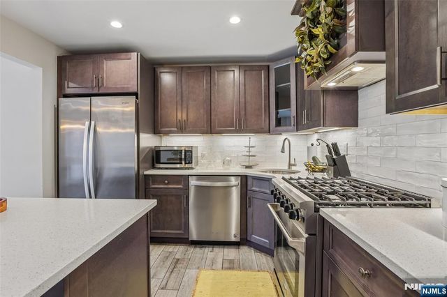 4 Stuart Lane, Wayne, NJ 07470