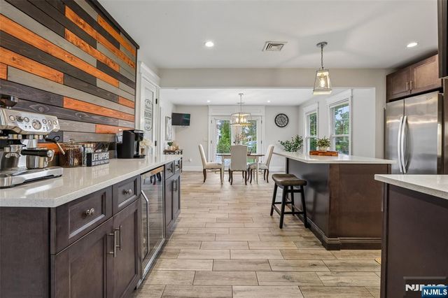 4 Stuart Lane, Wayne, NJ 07470