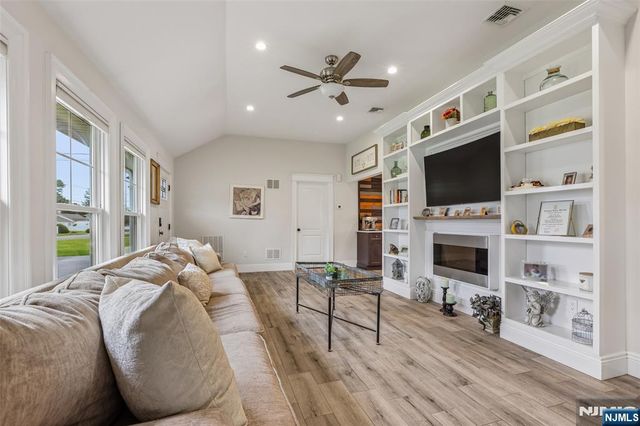 4 Stuart Lane, Wayne, NJ 07470