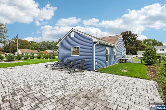 4 Stuart Lane, Wayne, NJ 07470