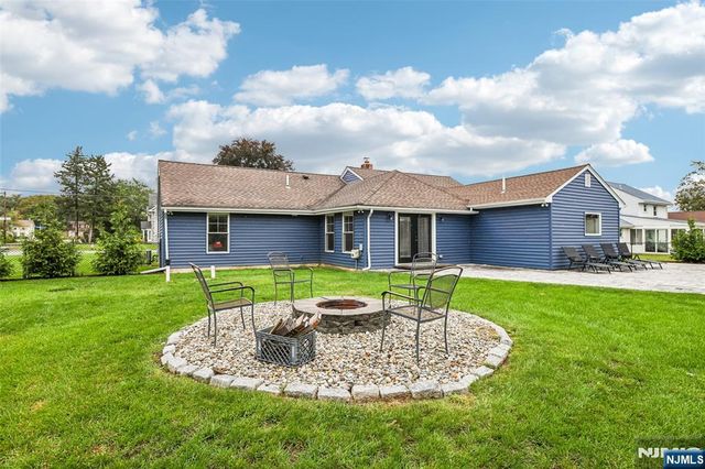 4 Stuart Lane, Wayne, NJ 07470