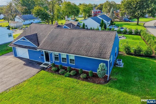 4 Stuart Lane, Wayne, NJ 07470