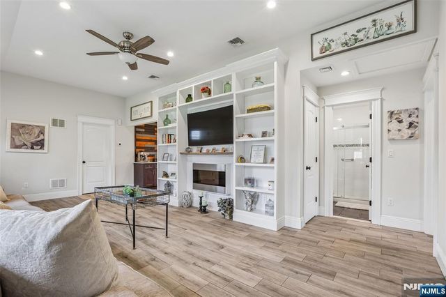 4 Stuart Lane, Wayne, NJ 07470