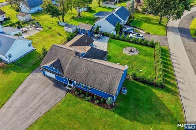 4 Stuart Lane, Wayne, NJ 07470
