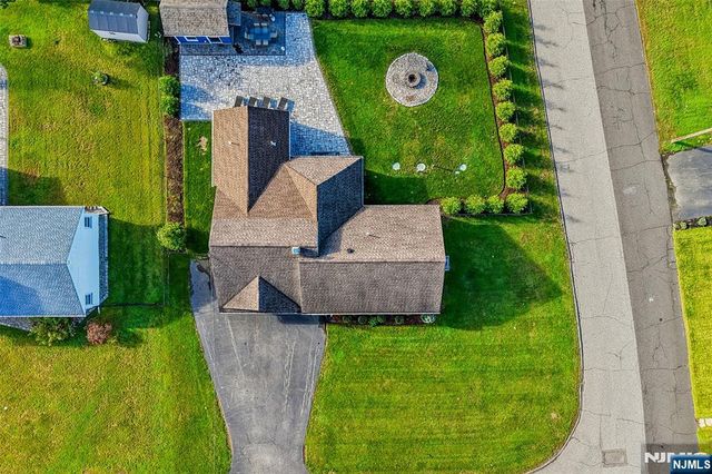 4 Stuart Lane, Wayne, NJ 07470