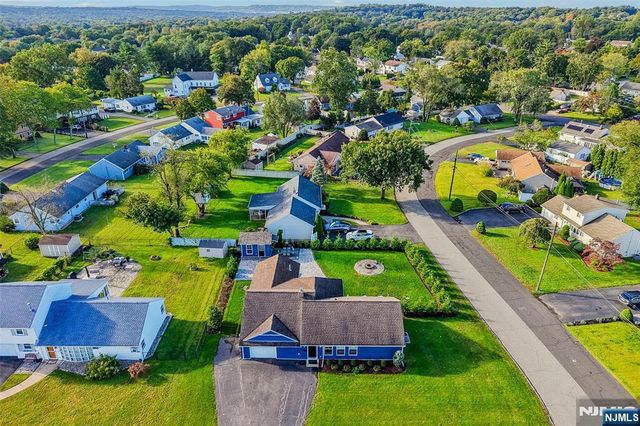 4 Stuart Lane, Wayne, NJ 07470