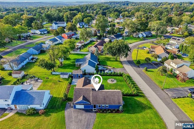 4 Stuart Lane, Wayne, NJ 07470