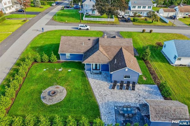4 Stuart Lane, Wayne, NJ 07470