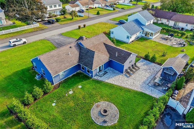 4 Stuart Lane, Wayne, NJ 07470