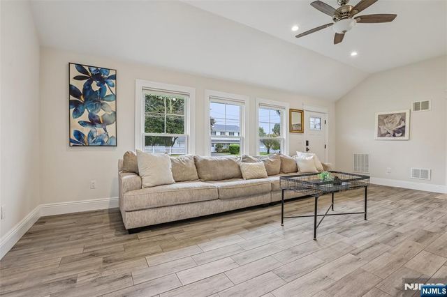 4 Stuart Lane, Wayne, NJ 07470