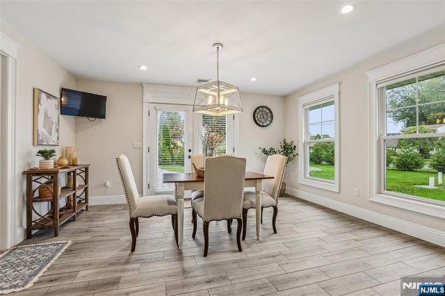 4 Stuart Lane, Wayne, NJ 07470