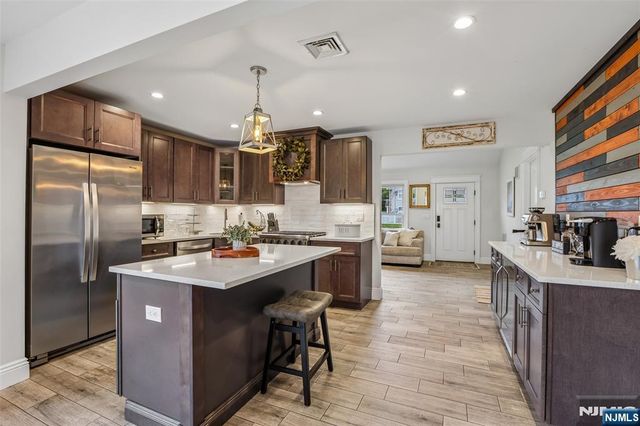 4 Stuart Lane, Wayne, NJ 07470
