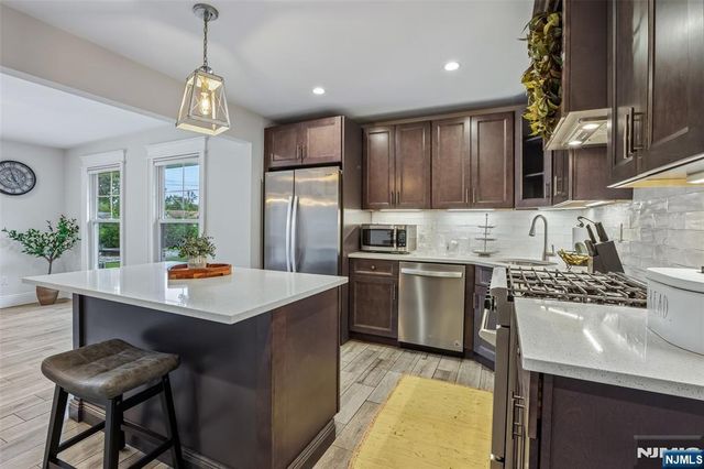 4 Stuart Lane, Wayne, NJ 07470