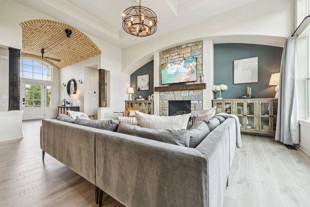 1609 Whistling Hill CIRCLE, Hartland, WI 53029