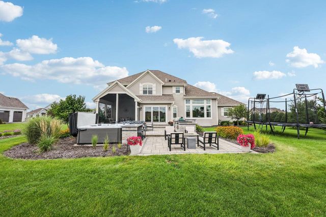 1609 Whistling Hill CIRCLE, Hartland, WI 53029