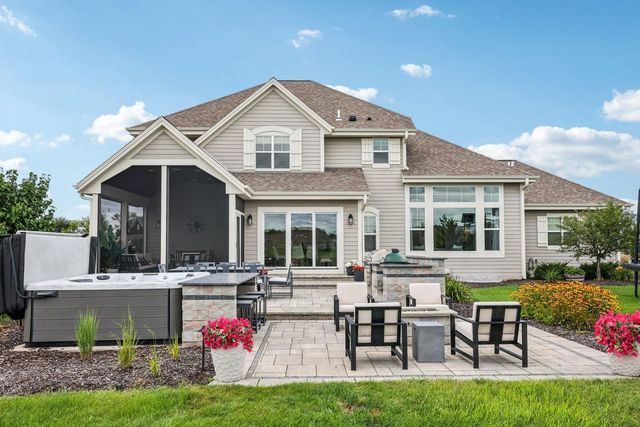 1609 Whistling Hill CIRCLE, Hartland, WI 53029