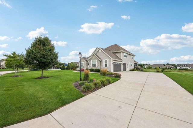 1609 Whistling Hill CIRCLE, Hartland, WI 53029