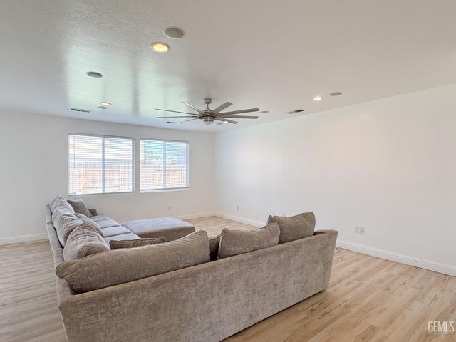 11604 Revolution Road, Bakersfield, CA 93312