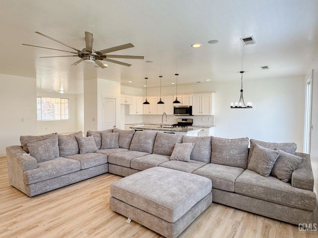 11604 Revolution Road, Bakersfield, CA 93312