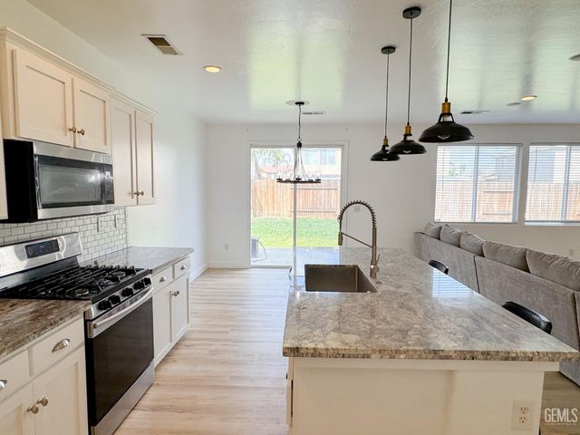 11604 Revolution Road, Bakersfield, CA 93312