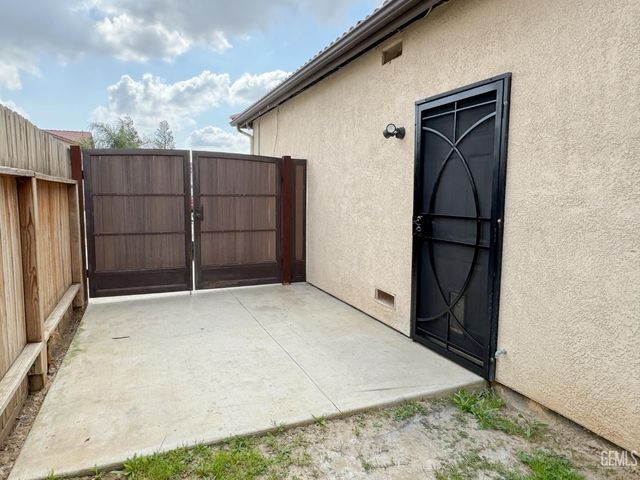 11604 Revolution Road, Bakersfield, CA 93312