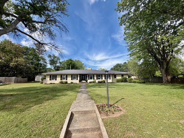 232 Admiral Cir, Lawrenceburg, TN 38464