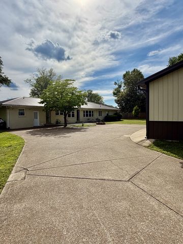 232 Admiral Cir, Lawrenceburg, TN 38464