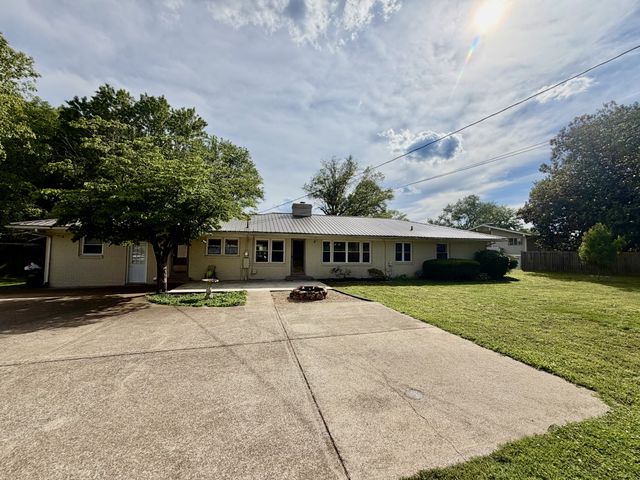 232 Admiral Cir, Lawrenceburg, TN 38464