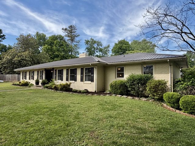 232 Admiral Cir, Lawrenceburg, TN 38464