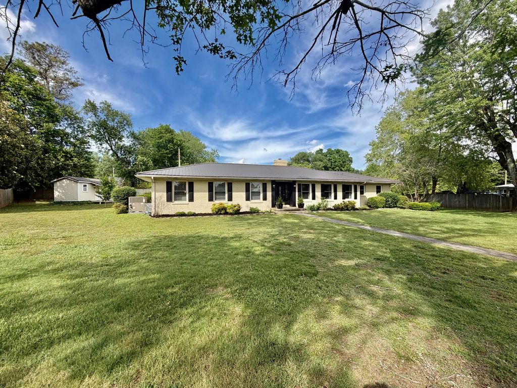 232 Admiral Cir, Lawrenceburg, TN 38464